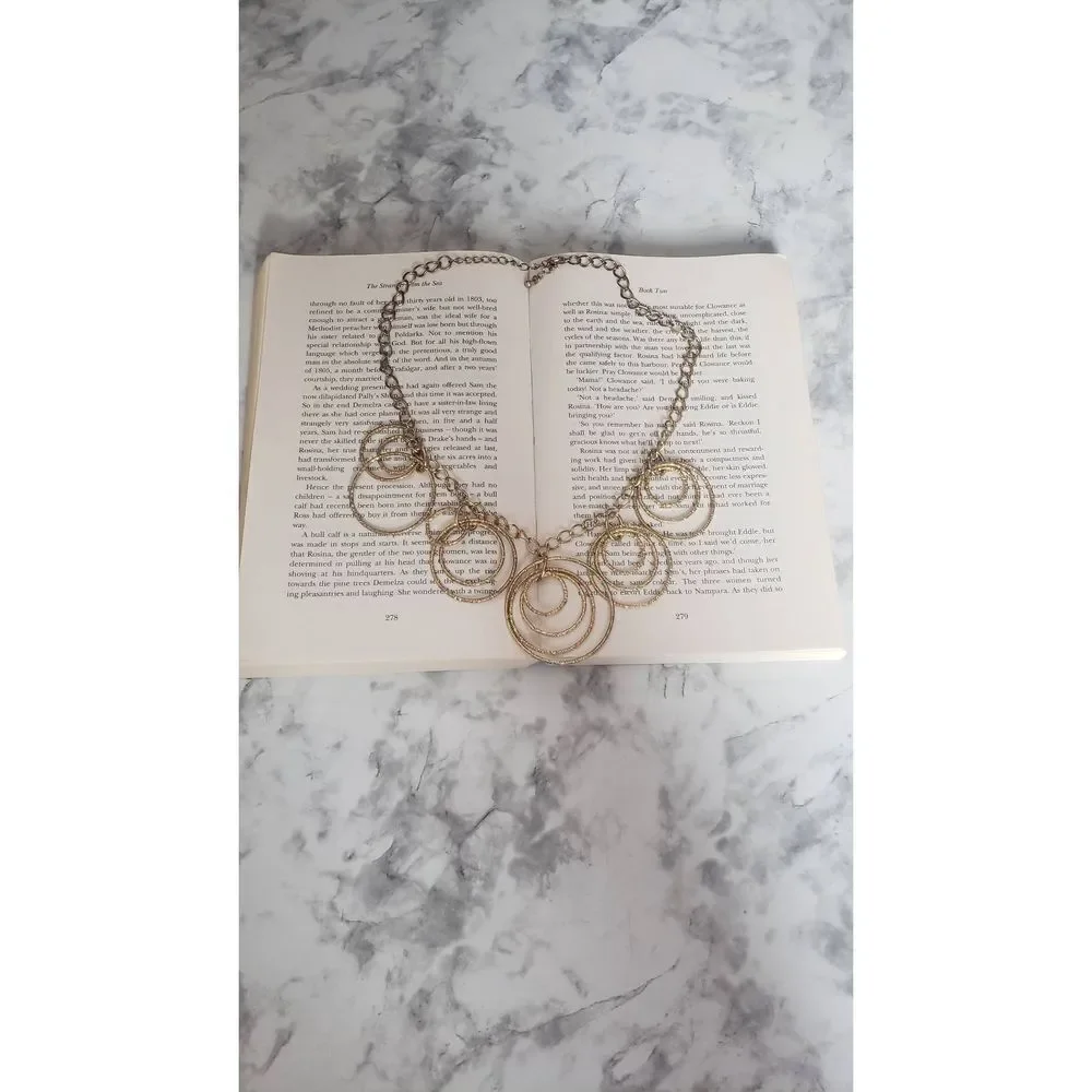 ‎Golden Circle Hooped Rings Necklace